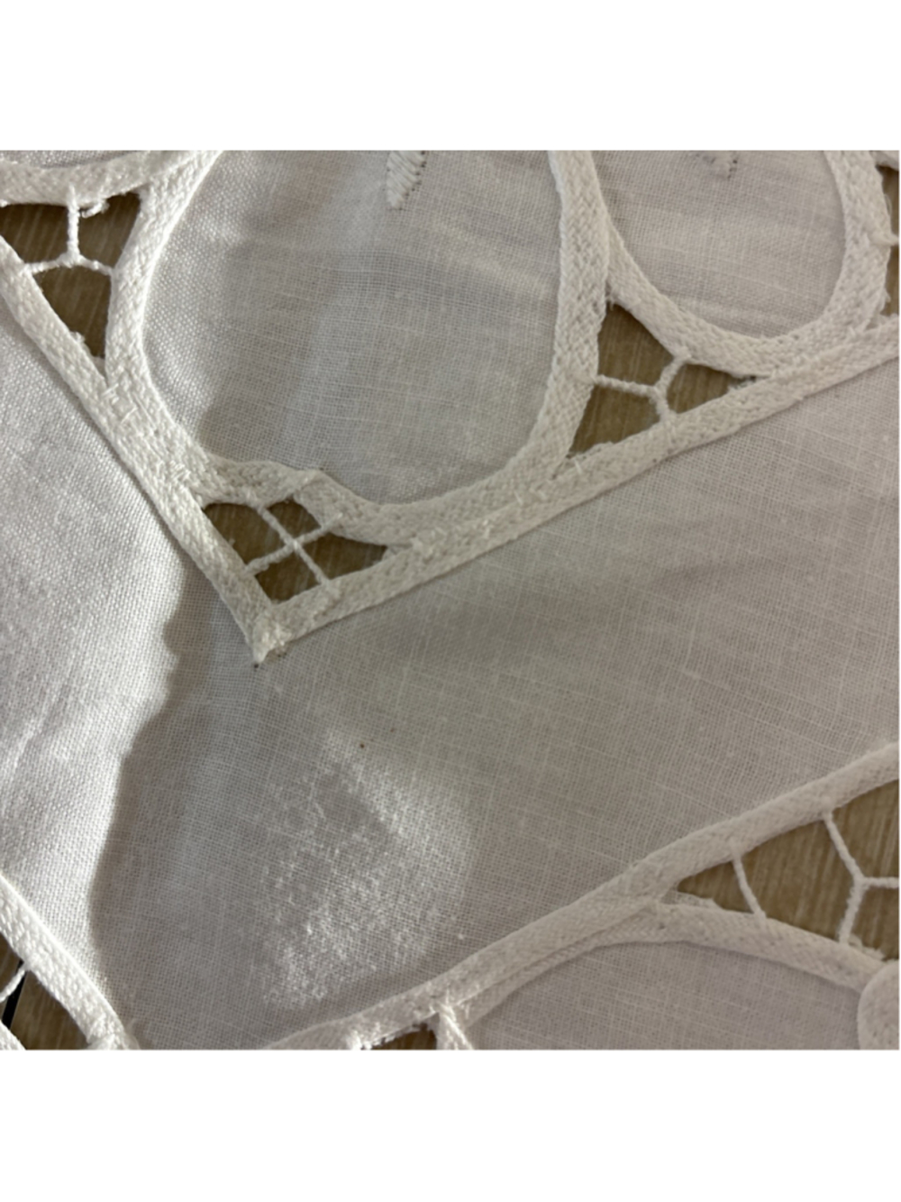 Vtg White Linen Table Runner w/ Floral Embroidered Cutwork & Scalloped Edge 1176 - Picture 8 of 8